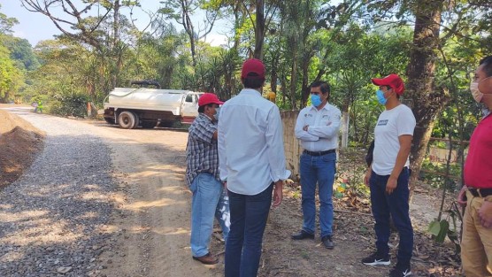 El día de hoy 21 de abril,  el Municipio de Teocelo tuvo la visita del Subsecretario de Infraestructura de la SIOP, Arq. Fernando Elías Guevara y del Director General de Construcción de Caminos y Carreteras Estatales, Ing. David Guiot López, para supervisar los trabajos en la Carretera Teocelo – Texin, la cual registra un 20% de avance a pocos días de su inicio. 