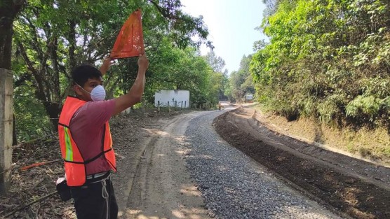 El día de hoy 21 de abril,  el Municipio de Teocelo tuvo la visita del Subsecretario de Infraestructura de la SIOP, Arq. Fernando Elías Guevara y del Director General de Construcción de Caminos y Carreteras Estatales, Ing. David Guiot López, para supervisar los trabajos en la Carretera Teocelo – Texin, la cual registra un 20% de avance a pocos días de su inicio. 
