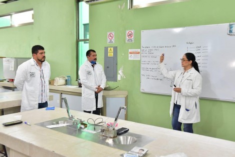En respuesta a la contingencia por coronavirus, la Secretaría de Educación de Veracruz (SEV), la Procuraduría Estatal de Protección al Medio Ambiente (PMA) y el Instituto Tecnológico Superior de Misantla (ITSM), elaboran 10 mil 730 litros de líquido desinfectante para uso en humanos y objetos de empleo común.