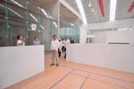 El gobernador Cuitláhuac García supervisó las adaptaciones que se hacen al Velódromo de Xalapa y la Unidad Deportiva Leyes de Reforma en Veracruz, como espacios alternos para atención de pacientes de COVID-19, ante el incremento de casos positivos que se podría presentar en unos días. 