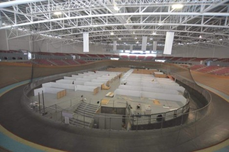 El gobernador Cuitláhuac García supervisó las adaptaciones que se hacen al Velódromo de Xalapa y la Unidad Deportiva Leyes de Reforma en Veracruz, como espacios alternos para atención de pacientes de COVID-19, ante el incremento de casos positivos que se podría presentar en unos días. 