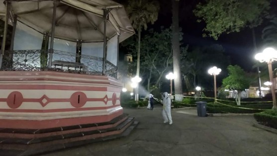 Comprometidos con la salud del Municipio y ante la declaratoria de inicio de la FASE 3 de la pandemia por Coronavirus en México, el H. Ayuntamiento de Teocelo que encabeza el Alcalde Mario Antonio Chama Díaz y el Sistema Municipal DIF que preside Mara Chama Villa,  implementan la Jornada de Sanitización en la Tierra del Dios Tigre, además de intensificar acciones de prevención y campañas para promover buenas prácticas de higiene en la población.