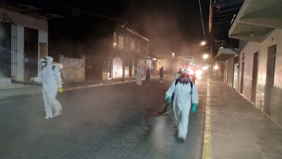 Comprometidos con la salud del Municipio y ante la declaratoria de inicio de la FASE 3 de la pandemia por Coronavirus en México, el H. Ayuntamiento de Teocelo que encabeza el Alcalde Mario Antonio Chama Díaz y el Sistema Municipal DIF que preside Mara Chama Villa,  implementan la Jornada de Sanitización en la Tierra del Dios Tigre, además de intensificar acciones de prevención y campañas para promover buenas prácticas de higiene en la población.