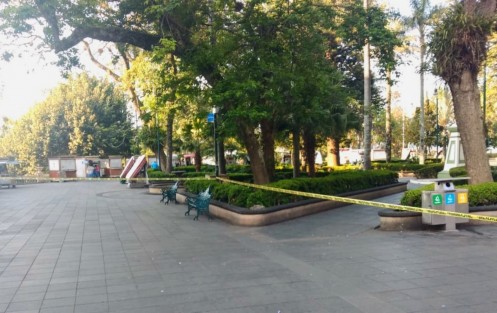 Desde hoy por la mañana el parque Juárez  de la ciudad de Xalapa fue acordonado con cintas amarillas con el fin de evitar la visita y aglomeración de personas luego que al inicio de semana la Secretaría de Salud federal decretara la Fase 3 de la pandemia por la Coronavirus. 