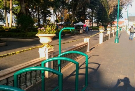Desde hoy por la mañana el parque Juárez  de la ciudad de Xalapa fue acordonado con cintas amarillas con el fin de evitar la visita y aglomeración de personas luego que al inicio de semana la Secretaría de Salud federal decretara la Fase 3 de la pandemia por la Coronavirus. 