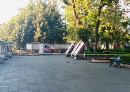Desde hoy por la mañana el parque Juárez  de la ciudad de Xalapa fue acordonado con cintas amarillas con el fin de evitar la visita y aglomeración de personas luego que al inicio de semana la Secretaría de Salud federal decretara la Fase 3 de la pandemia por la Coronavirus. 