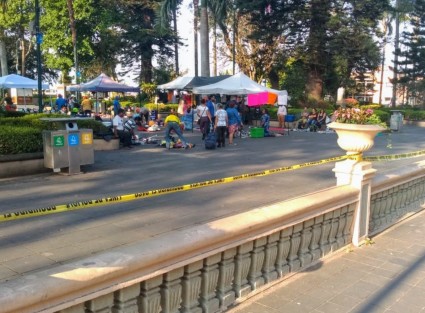 Desde hoy por la mañana el parque Juárez  de la ciudad de Xalapa fue acordonado con cintas amarillas con el fin de evitar la visita y aglomeración de personas luego que al inicio de semana la Secretaría de Salud federal decretara la Fase 3 de la pandemia por la Coronavirus. 