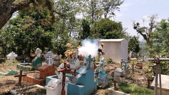Continuando con la campaña para erradicar el dengue y su vector transmisor, el H. Ayuntamiento que preside el Alcalde Mario Antonio Chama Díaz, en coordinación con la Jurisdicción Sanitaria No. V, llevaron  a cabo la fumigación en el Panteón Municipal, en el que se revisaron las pilas de agua para eliminar larvas y  se fumigaron espacios húmedos y propensos a la proliferación del mosquito Aedes aegypti.  