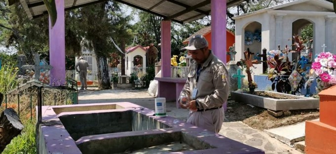 Continuando con la campaña para erradicar el dengue y su vector transmisor, el H. Ayuntamiento que preside el Alcalde Mario Antonio Chama Díaz, en coordinación con la Jurisdicción Sanitaria No. V, llevaron  a cabo la fumigación en el Panteón Municipal, en el que se revisaron las pilas de agua para eliminar larvas y  se fumigaron espacios húmedos y propensos a la proliferación del mosquito Aedes aegypti.  