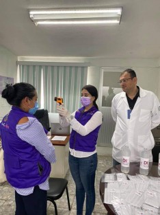 El DIF Teocelo ha entregado más de 700 cubrebocas a personal médico y todo aquel que tenga que asistir a trabajar, gel antibacterial agradeciendo la suma de voluntades por parte de donaciones de caretas que entregaránal hospital Teocelo.