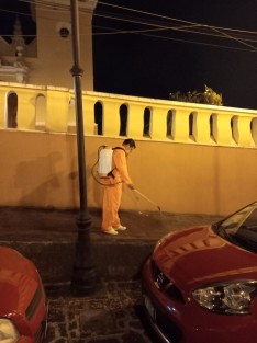 Personal del Ayuntamiento de Xalapa realiza sanitización de espacios públicos. Este lunes por la noche en el barrio de San José. 