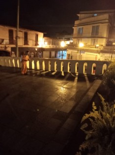 Personal del Ayuntamiento de Xalapa realiza sanitización de espacios públicos. Este lunes por la noche en el barrio de San José. 