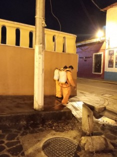 Personal del Ayuntamiento de Xalapa realiza sanitización de espacios públicos. Este lunes por la noche en el barrio de San José. 