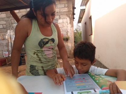 Como parte del programa Aprende en Casa, y en una acción sin precedentes, la Secretaría de Educación Pública (SEP), a través del Consejo Nacional de Fomento Educativo (CONAFE), entregó materiales educativos a más de 300 mil alumnos del país, para que ninguna niña, niño, adolescente o joven, atendido por la institución, quede en rezago.  
