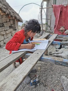 Como parte del programa Aprende en Casa, y en una acción sin precedentes, la Secretaría de Educación Pública (SEP), a través del Consejo Nacional de Fomento Educativo (CONAFE), entregó materiales educativos a más de 300 mil alumnos del país, para que ninguna niña, niño, adolescente o joven, atendido por la institución, quede en rezago. 