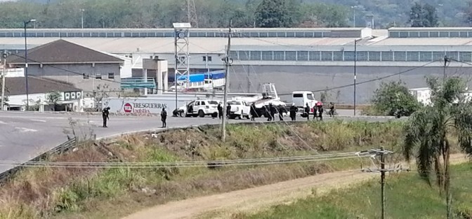 Un enfrentamiento se registró entre la Central de Abasto y el Trébol de la autopista  en Amatlán, Ver., luego de que sujetos armados secuestraron a un empresario. En las acciones la victima fue liberada, y un presunto delincuente fue detenido, dos vehículos y armas fueron asegurados.