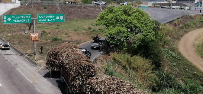 Un enfrentamiento se registró entre la Central de Abasto y el Trébol de la autopista  en Amatlán, Ver., luego de que sujetos armados secuestraron a un empresario. En las acciones la victima fue liberada, y un presunto delincuente fue detenido, dos vehículos y armas fueron asegurados.