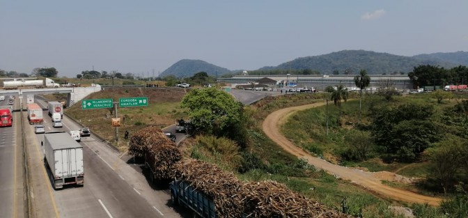 Un enfrentamiento se registró entre la Central de Abasto y el Trébol de la autopista  en Amatlán, Ver., luego de que sujetos armados secuestraron a un empresario. En las acciones la victima fue liberada, y un presunto delincuente fue detenido, dos vehículos y armas fueron asegurados.