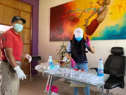 DIF Teocelo continúa trabajando en la elaboración de cubrebocas y gel antibacterial; por la tarde del martes entregaron al personal de limpia pública producto de limpieza; y también al área de protección civil que está al servicio las 24/7 para la ciudadanía.