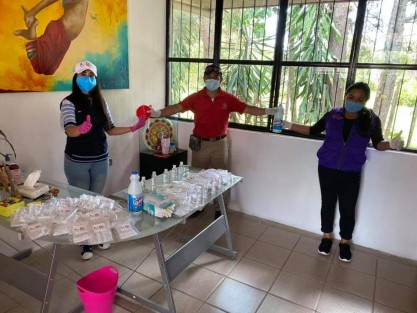 DIF Teocelo continúa trabajando en la elaboración de cubrebocas y gel antibacterial; por la tarde del martes entregaron al personal de limpia pública producto de limpieza; y también al área de protección civil que está al servicio las 24/7 para la ciudadanía.