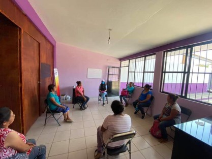 DIF Teocelo continúa trabajando en la elaboración de cubrebocas y gel antibacterial; por la tarde del martes entregaron al personal de limpia pública producto de limpieza; y también al área de protección civil que está al servicio las 24/7 para la ciudadanía.