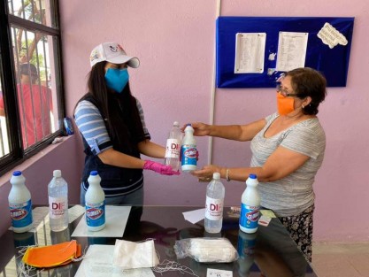 DIF Teocelo continúa trabajando en la elaboración de cubrebocas y gel antibacterial; por la tarde del martes entregaron al personal de limpia pública producto de limpieza; y también al área de protección civil que está al servicio las 24/7 para la ciudadanía.