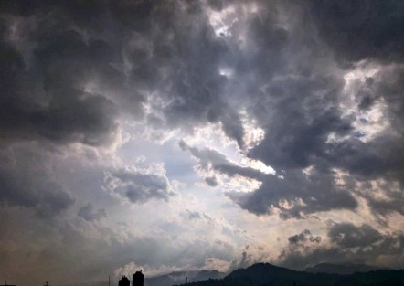 Tras la lluvia, la atmósfera limpia combinada con el sol regaló bellas estampas a los xalapeños. 