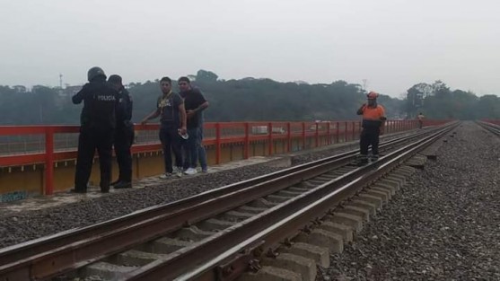 Fatal decisión tomó una joven mujer al aventarse al vacío cuando se encontraba en el puente del ferrocarril que cruza la barranca de Metlac, lo que provocó la movilización de los cuerpos de rescate y autoridades ministeriales. 