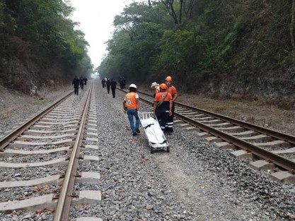 Fatal decisión tomó una joven mujer al aventarse al vacío cuando se encontraba en el puente del ferrocarril que cruza la barranca de Metlac, lo que provocó la movilización de los cuerpos de rescate y autoridades ministeriales. 
