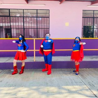 Encabezando el festejo del Día del Niño, la Presidenta del Sistema Municipal DIF Teocelo, Mara Chama Villa y su equipo de trabajo, llevaron regalos y sonrisas a las niñas y niños de La Cabecera de Teocelo y sus Comunidades.