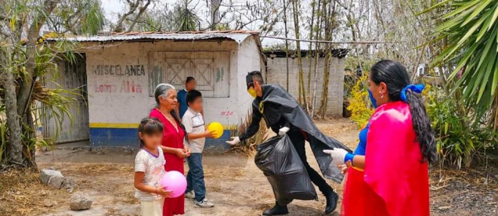 Encabezando el festejo del Día del Niño, la Presidenta del Sistema Municipal DIF Teocelo, Mara Chama Villa y su equipo de trabajo, llevaron regalos y sonrisas a las niñas y niños de La Cabecera de Teocelo y sus Comunidades.