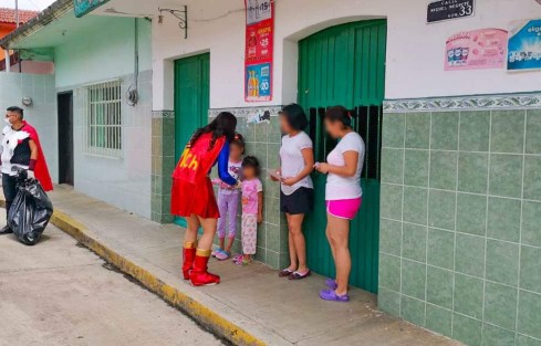 Con las medidas de prevención  ante la contingencia sanitaria como lo son cubre bocas, gel antibacterial, guantes y respetando la Sana Distancia, el equipo DIF Teocelo y su Presidenta Mara Chama Villa, caracterizados con disfraces de  súper héroes, llevaron juguetes y alegría a los domicilios de los niños y niñas de Teocelo.  