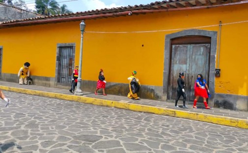 Con las medidas de prevención  ante la contingencia sanitaria como lo son cubre bocas, gel antibacterial, guantes y respetando la Sana Distancia, el equipo DIF Teocelo y su Presidenta Mara Chama Villa, caracterizados con disfraces de  súper héroes, llevaron juguetes y alegría a los domicilios de los niños y niñas de Teocelo.  