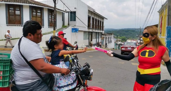 Con las medidas de prevención  ante la contingencia sanitaria como lo son cubre bocas, gel antibacterial, guantes y respetando la Sana Distancia, el equipo DIF Teocelo y su Presidenta Mara Chama Villa, caracterizados con disfraces de  súper héroes, llevaron juguetes y alegría a los domicilios de los niños y niñas de Teocelo.  