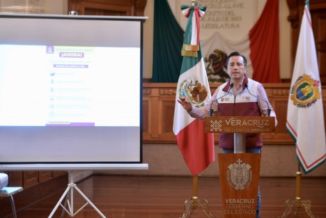 El gobernador Cuitláhuac García invita a veracruzanas y veracruzanos a realizar un esfuerzo más, y recordó las medidas de prevención: quedarse en casa, tomar sana distancia, evitar visitas a hogares de otros lados, sobre todo entre municipios; designar una persona para las compras indispensables, mantener contacto con familia y amigos por teléfono y, desde luego, no difundir noticias falsas.