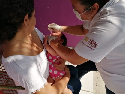 En el marco de la Jornada Nacional de Salud Pública y atendiendo las recomendaciones de sana distancia para evitar contagios de COVID-19, la Secretaría de Salud (SS) dispuso que brigadas móviles vacunaran a la población infantil en visitas domiciliarias. 