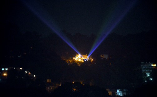Por segunda ocasión el cielo de Xalapa se iluminó por integrantes del Sindicato Único de Sonideros del Estado de Veracruz (Susev) quienes exigen apoyo del gobierno municipal, estatal y federal por la contingencia sanitaria, pues al igual que muchos otros trabajadores independientes están padeciendo por la disminución de actividad económica. 
