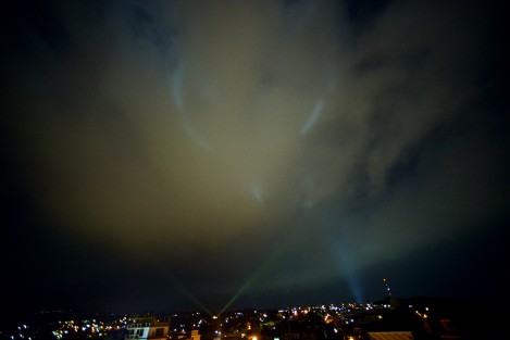 Por segunda ocasión el cielo de Xalapa se iluminó por integrantes del Sindicato Único de Sonideros del Estado de Veracruz (Susev) quienes exigen apoyo del gobierno municipal, estatal y federal por la contingencia sanitaria, pues al igual que muchos otros trabajadores independientes están padeciendo por la disminución de actividad económica. 