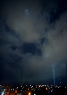 Por segunda ocasión el cielo de Xalapa se iluminó por integrantes del Sindicato Único de Sonideros del Estado de Veracruz (Susev) quienes exigen apoyo del gobierno municipal, estatal y federal por la contingencia sanitaria, pues al igual que muchos otros trabajadores independientes están padeciendo por la disminución de actividad económica. 