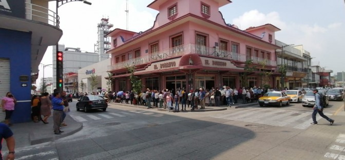 La mañana de este lunes se vio una inmensa aglomeración de personas en la sucursal de Citibanamex, además del banco Santander ambas sucursales  ubicadas en el centro de la ciudad de Córdoba, donde un aproximado de 700 personas hicieron fila, en gran parte para cobrar el apoyo de 68 y más que les fue otorgado por el gobierno.