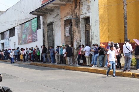 La mañana de este lunes se vio una inmensa aglomeración de personas en la sucursal de Citibanamex, además del banco Santander ambas sucursales  ubicadas en el centro de la ciudad de Córdoba, donde un aproximado de 700 personas hicieron fila, en gran parte para cobrar el apoyo de 68 y más que les fue otorgado por el gobierno.