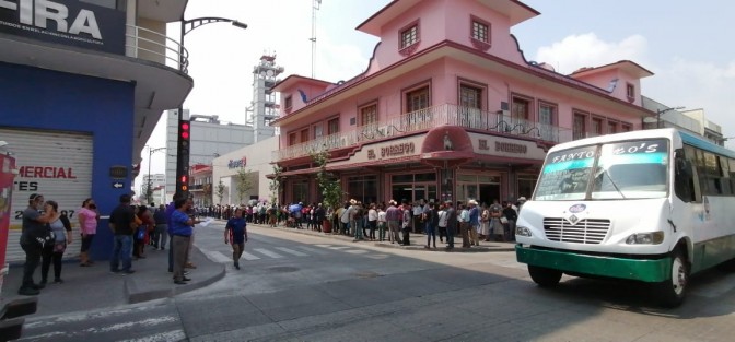 La mañana de este lunes se vio una inmensa aglomeración de personas en la sucursal de Citibanamex, además del banco Santander ambas sucursales  ubicadas en el centro de la ciudad de Córdoba, donde un aproximado de 700 personas hicieron fila, en gran parte para cobrar el apoyo de 68 y más que les fue otorgado por el gobierno.