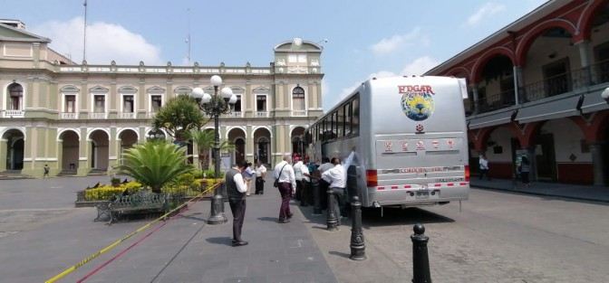 Un grupo de choferes de turismo se manifestó en Córdoba, piden solución, ya que hace 15 días solicitaron apoyo debido a que no tiene trabajo por la cuarentena y les habían prometido unas despensas, mismas que no han recibido.