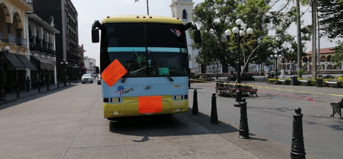 Un grupo de choferes de turismo se manifestó en Córdoba, piden solución, ya que hace 15 días solicitaron apoyo debido a que no tiene trabajo por la cuarentena y les habían prometido unas despensas, mismas que no han recibido.