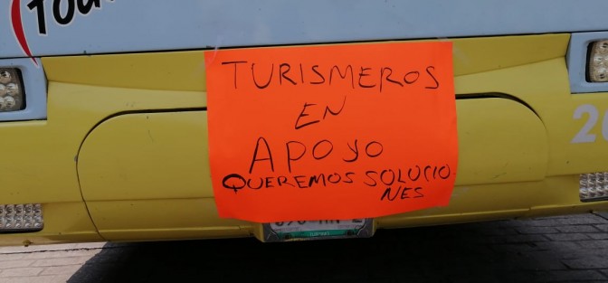 Un grupo de choferes de turismo se manifestó en Córdoba, piden solución, ya que hace 15 días solicitaron apoyo debido a que no tiene trabajo por la cuarentena y les habían prometido unas despensas, mismas que no han recibido.