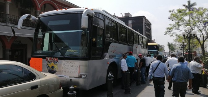 Un grupo de choferes de turismo se manifestó en Córdoba, piden solución, ya que hace 15 días solicitaron apoyo debido a que no tiene trabajo por la cuarentena y les habían prometido unas despensas, mismas que no han recibido. 