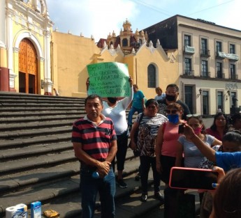 Comerciantes informales que pertenecen a la organización <em>Orgullo Mexicano</em> que venden su mercancía en los Tianguis del Deportivo Colón y Auto Zone, se manifestaron en Plaza Lerdo demandando apoyo del Gobierno Municipal, pues los retiraron de su lugar de trabajo y no les han dado nada.  