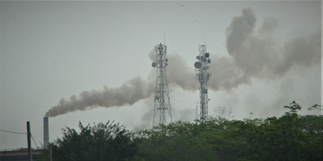 La industria con chimeneas sigue trabajando en algunas partes. Y ésta no sólo contamina el paisaje, sino al medio ambiente.  Todavía no aprendemos a cuidar el planeta. 