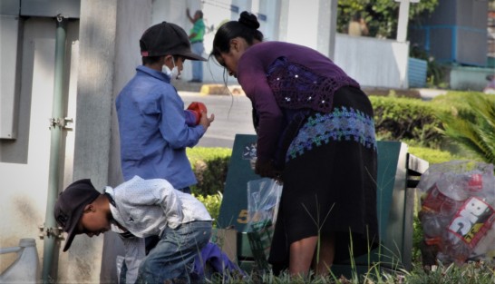 Los que verdaderamente deben salir a buscar el sustento diario, sin exigir a los gobiernos despensas.  Todo a la buena voluntad de quien pueda apoyarlos. 