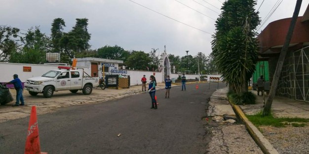 Protección Civil Teocelo continúa implementando medidas prevención y reforzando actividades en los cercos sanitarios en las entradas al Municipio, en el Módulo de Seguridad de El Magueyal y el Panteón Municipal, donde se hace una valoración general de la salud y la toma de la temperatura de las personas que ingresan a ese municipio. 